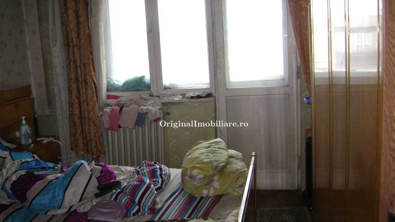Apartament 3 camere, decomandat zona Vlaicu