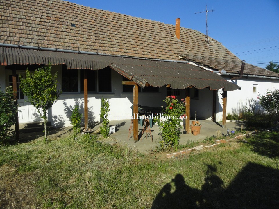 Casa solida 4 camere, baie, situata pe colt in localitatea Cruceni pe strada principala, la 16 Km de Arad